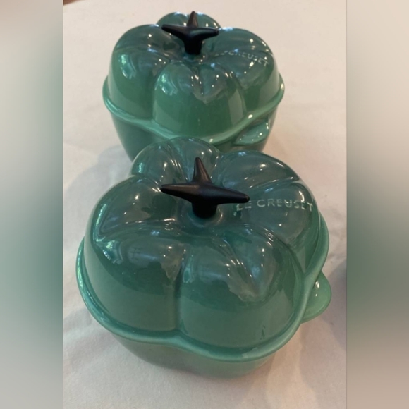Le Creuset Bell Pepper Cocotte set of 2 LIKE NEW - Picture 1 of 8
